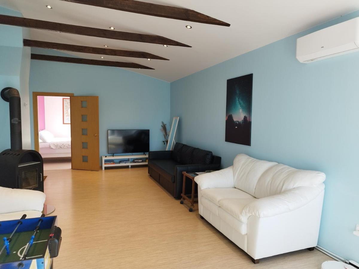 Spacious & Cozy Apartment With Forest View Zapyskis Екстериор снимка